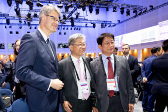 Korean Transport Minister Park Sang-woo, right, and Kim Young-tae, center, secretary general of the International Transport Forum (ITF), are seen attending the 2025 ITF Summit held in Leipzig, Germany, on May 21. [YONHAP]